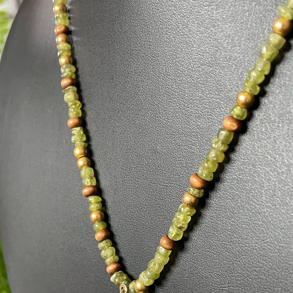 Marble teardrops with Vesuvianite, gold-tone and wooden vintage beaded necklace - Picture 5 of 6